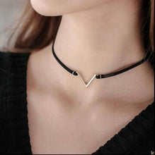 Load image into Gallery viewer, 'V' Choker