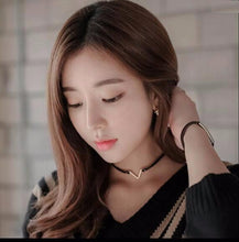 Load image into Gallery viewer, 'V' Choker