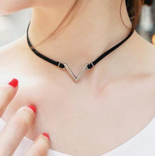 Load image into Gallery viewer, &#39;V&#39; Choker