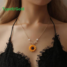 Load image into Gallery viewer, Star &amp; Moon Necklace