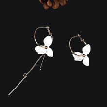 Load image into Gallery viewer, Flower Earrings